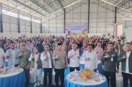Bulog dan Komisi VI DPR RI Salurkan Bantuan Pangan Beras di KDKMP Kelurahan Untia Makassar 