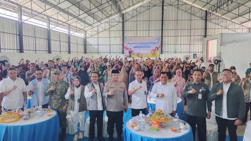 Bulog dan Komisi VI DPR RI Salurkan Bantuan Pangan Beras di KDKMP Kelurahan Untia Makassar 