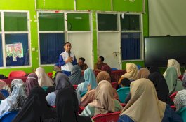 Teladan Berlalulintas: Asmo Sulsel Edukasi Orang Tua Siswa SMKN 3 Gowa Pentingnya #Cari_Aman