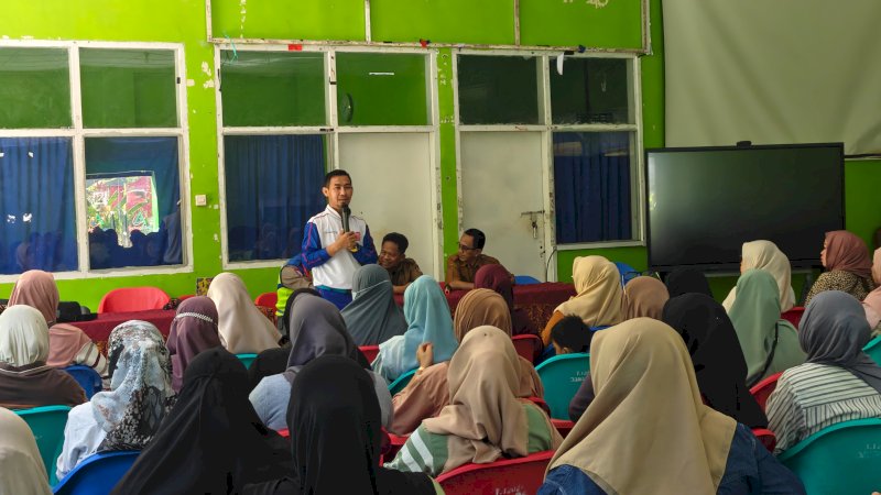 Asmo Sulsel secara khusus menyasar puluhan orang tua dan wali murid Melalui kegiatan edukasi keselamatan berkendara di SMKN 3 Gowa Kamis (14/8/2026),