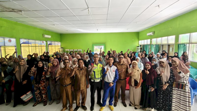 Astra Motor Sulawesi Selatan (Asmo Sulsel) melalui program Corporate Social Responsibility (CSR) pilar keselamatan. Langkah nyata tersebut diwujudkan lewat agenda edukasi safety riding bagi warga dan wali murid SMKN 3 Gowa pada Kamis (14/8/2026).