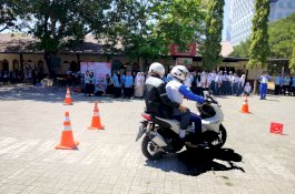 Edukasi #Cari_Aman, Asmo Sulsel Ajarkan Pelajar Pentingnya Riding Gear Lengkap