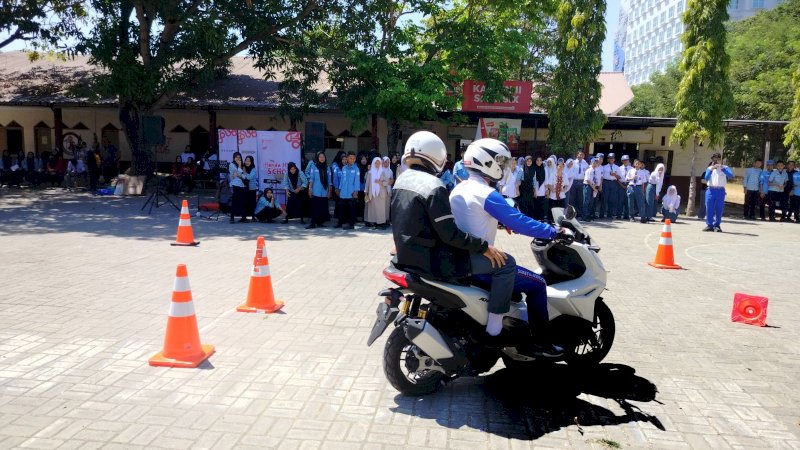 Instruktur safety Riding Wanny Dewa sedang memperagakan cara berkendara yang aman dan baik