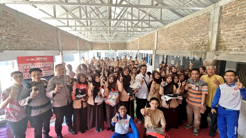 Asmo Sulsel menggandeng Polsek Somba Opu untuk menggelar edukasi keselamatan lalu lintas yang diikuti oleh sekitar 50 siswa SMKN 14 Gowa pada Jumat (28/8/2026)