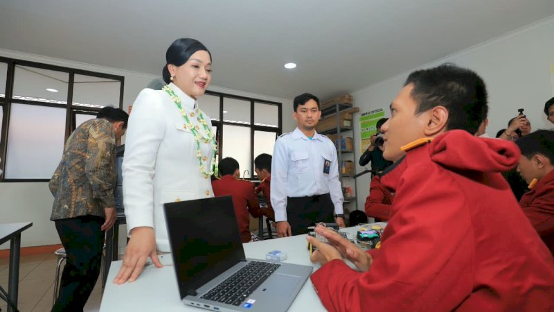 Ketua Dewan Komisioner OJK, Friderica Widyasari Dewi. Di depan  pelajar menberi edukasi