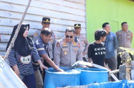 Kemarau Kian Terasa, Polres Wajo Bantu Warga Maddukkelleng dengan 12.000 Liter Air Bersih