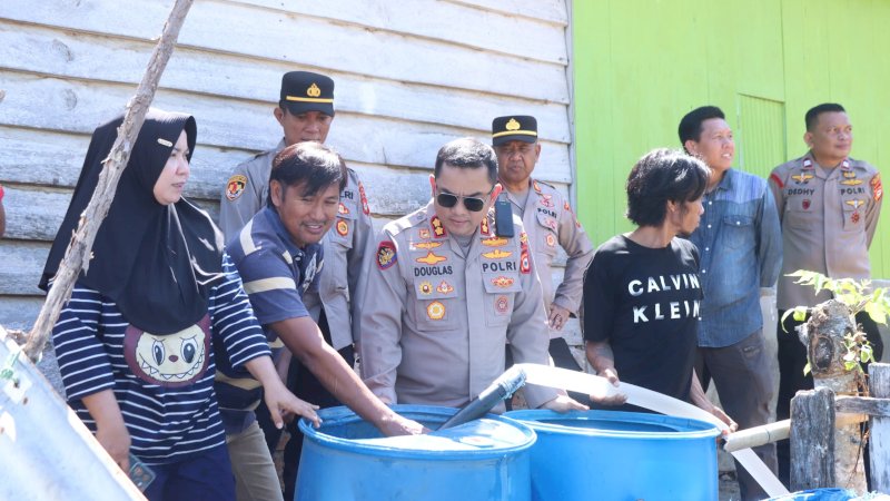 Kemarau Kian Terasa, Polres Wajo Bantu Warga Maddukkelleng dengan 12.000 Liter Air Bersih