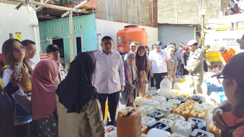 Wali Kota Makassar Munafri Arifuddin saat meninjau penyaluran air bersih. (Dok Rakyatku)