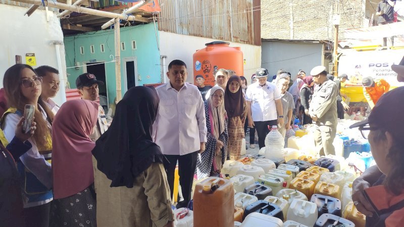 Wali Kota Makassar Munafri Arifuddin saat meninjau penyaluran air bersih. (Dok Rakyatku)
