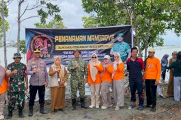 Kodim 1406/Wajo Tanam Mangrove Sambut HUT Ke-81 TNI, Jaga Pesisir dan Lestarikan Lingkungan