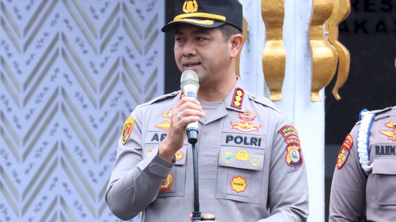 Turunkan Anggota, Kapolrestabes Makassar Imbau Masyarakat Tertib Antri BBM