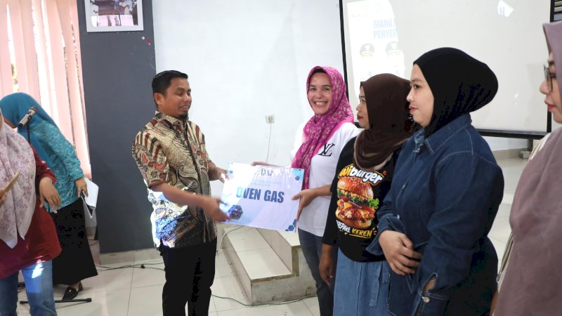 Perkuat UMKM Parepare, Pemkot Salurkan Bantuan Peralatan dan Bekali Pelaku Usaha