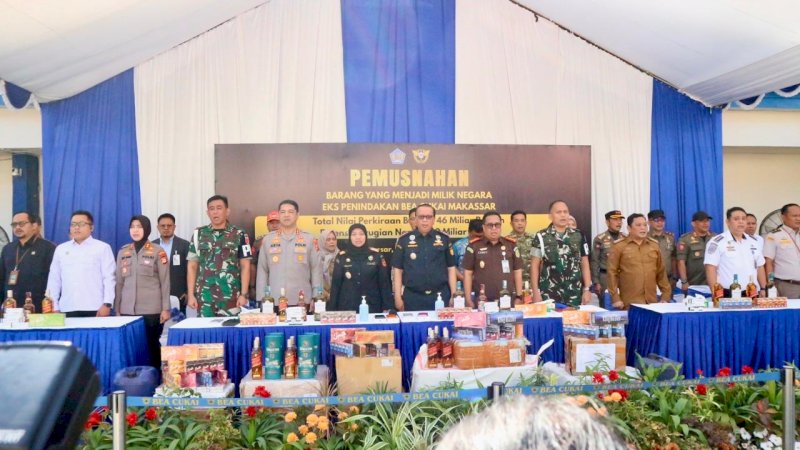 Bea Cukai Makassar memusnahkan barang hasil penindakan kepabeanan dan cukai dengan total perkiraan nilai Rp46,05 miliar. Pemusnahan tersebut menyelamatkan potensi kerugian negara sekitar Rp30,04 miliar