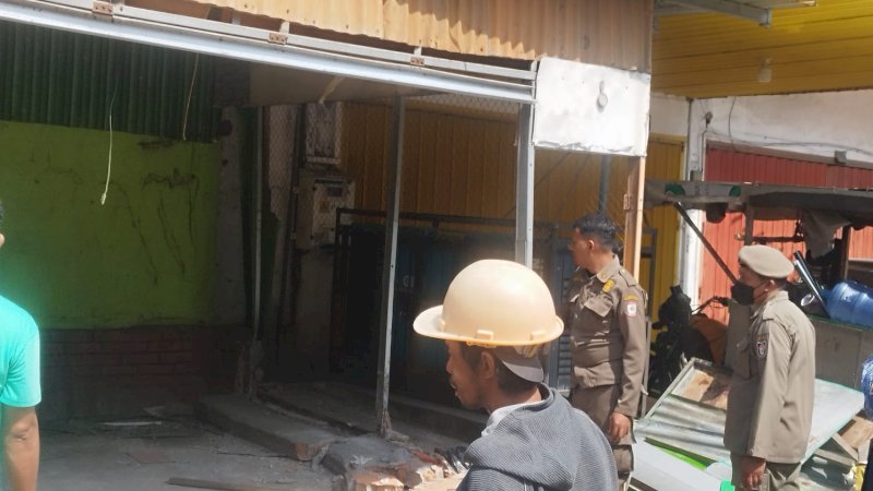 Lapak di Gunung Lompo Battang Dibongkar Mandiri Setelah 20 Tahun Tempati Fasum