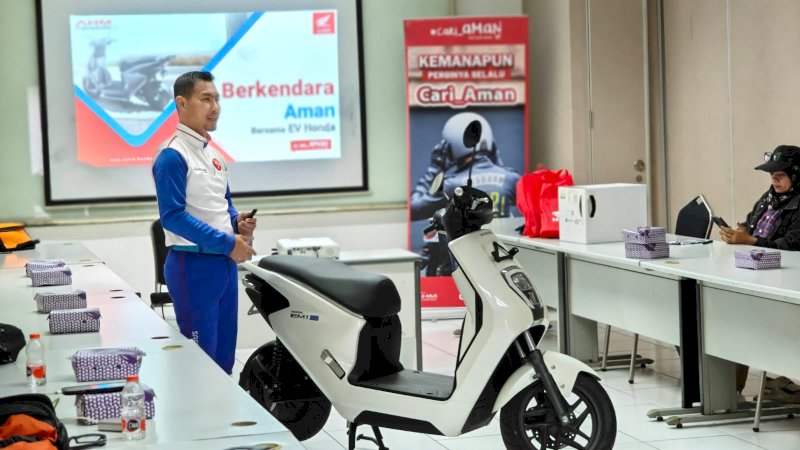 Motor listrik itu sangat senyap dan tidak menghasilkan getaran atau suara mesin seperti motor konvensional. Kondisi ini membuat pejalan kaki, pesepeda, atau pengendara lain di sekitar kita sering kali tidak menyadari keberadaan kendaraan kita. Oleh karena itu, pengendara EV harus extra antisipatif, sering mengecek spion, serta tidak ragu membunyikan klakson secara terukur saat hendak mendahului atau berada di titik buta (blind spot) kendaraan lain