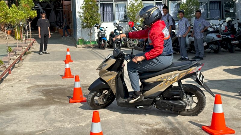 Astra Motor Sulawesi Selatan (Asmo Sulsel) memanfaatkan momentum ini untuk mendekatkan lini produk sepeda motor Honda yang menjadi pilihan utama gaya hidup Generasi Z (Gen-Z), salah satunya melalui ketersediaan unit display dan area pengujian (riding test)