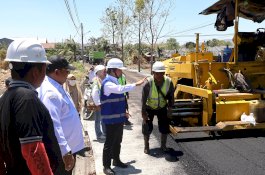 Tasming Hamid Tinjau Jalan Ambo Matti, Progres Pengaspalan Sudah 80 Persen
