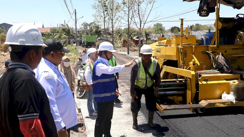 Tasming Hamid Tinjau Jalan Ambo Matti, Progres Pengaspalan Sudah 80 Persen