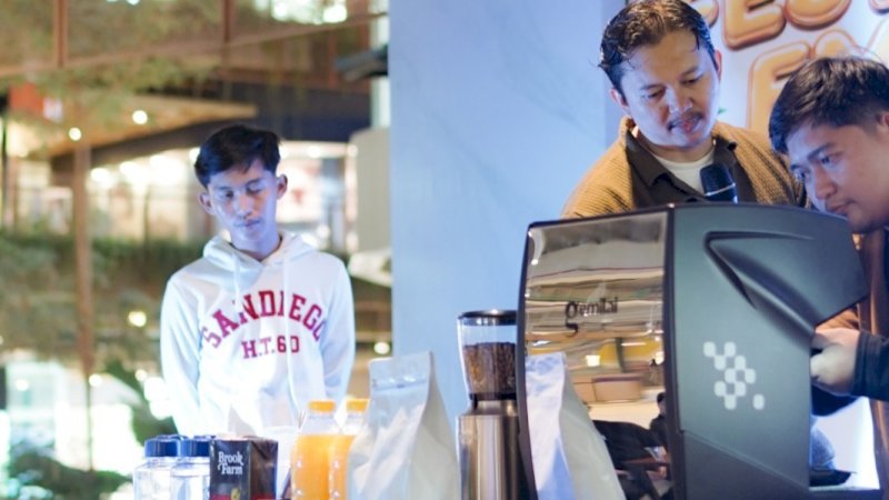 PT Pegadaian Kanwil VI SulSelBarRa Maluku mendorong peningkatan kapasitas masyarakat melalui Program Pemberdayaan UMKM melalui Pelatihan Barista yang dilaksanakan di Mall Nipah, Makassar.