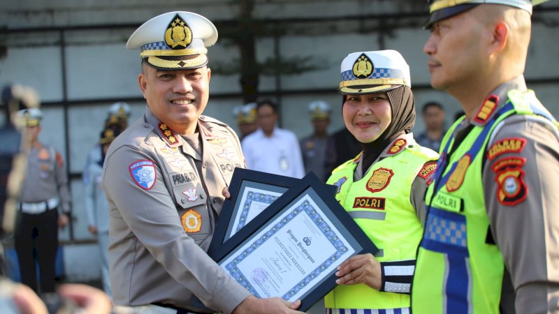 Kasat Lantas, AKBP Siska Dwimarita Susanti menerima penghargaan dari Ditlantas Polda Sulsel.