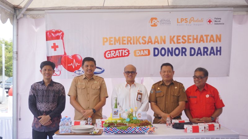 Kepala Kantor Perwakilan LPS III Fuad Zaen, bersama Staf Ahli Wali Kota Palopo Bidang Kesejahteraan Rakyat Drs. M. Taufiq Gurrachman, M.Si., Kepala Dinas Kesehatan Kota Palopo Irsan Anugrah, S.KM., M.M., serta Ketua PMI Kota Palopo Drs. H. Haidir Basir, M.M.