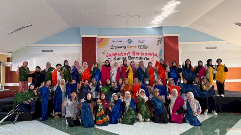 GMTD menggelar pelatihan membatik teknik jumputan bagi 45 perempuan penyandang disabilitas di Madrid Hall, Akkarena, Makassar, Senin (28/9/2026)