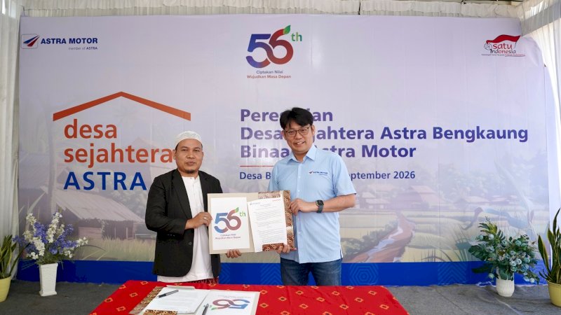 Chief Executive Astra Motor Robien Tony (kanan) meresmikan Desa Sejahtera Astra Bengkaung binaan Astra Motor dengan menandatangani MOU bersama Kepala Desa Bengkaung, Faizul Bayani M.Pd (kiri)