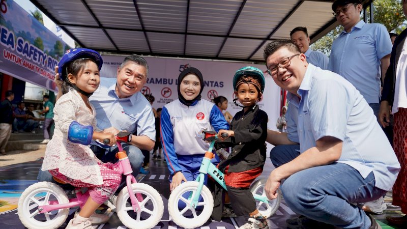 Chief Operating Officer Astra Motor, Budi Astono (kiri) didampingi oleh Operation Division Head, Arnanto Gunara meresmikan area Safety Riding for Kids di TK/Paud Rinjani pada peresmian DSA Bengkaung binaan Astra Motor.