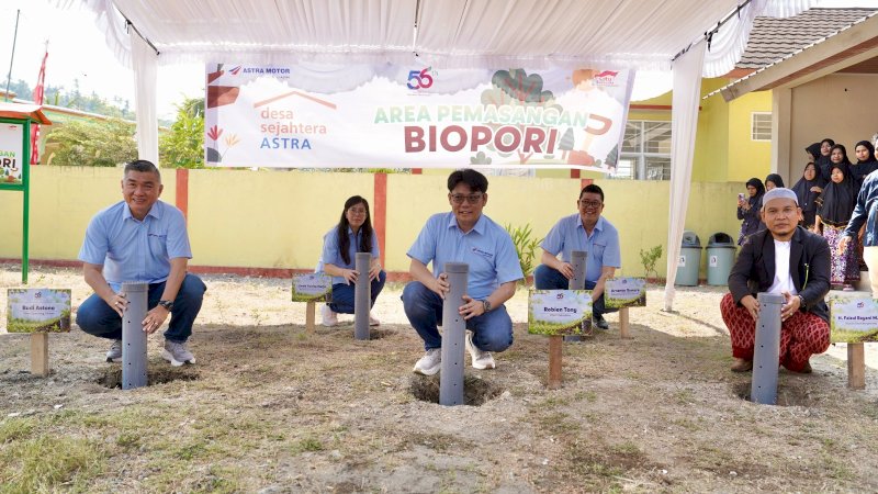 Jajaran Management Astra Motor bersama Kepala Desa Bengkaung Faizul Bayani M.Pd, melakukan pemasangan fasilitas biopori untuk mendukung penyerapan air ke dalam tanah serta di DSA Bengkaung