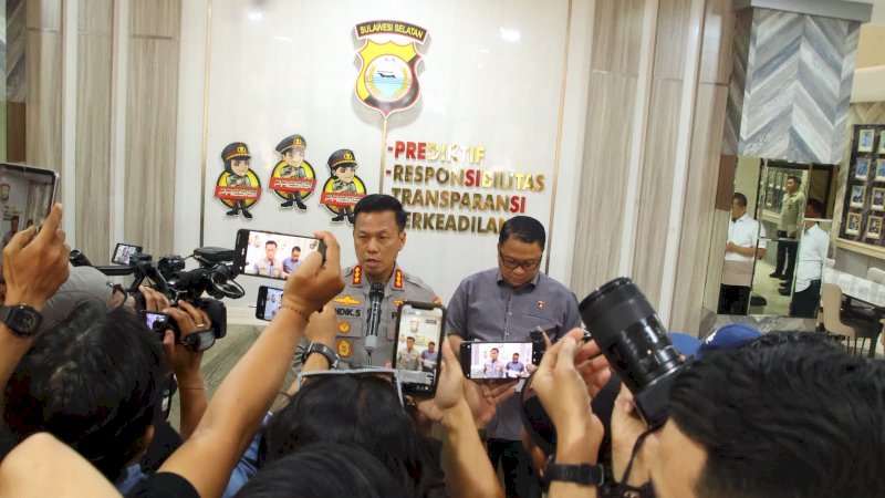 Kabid Humas Polda Sulsel Kombes Pol. Didik Supranoto bersama Dirresnarkoba Polda Sulsel Kombes Pol. Sugeng Sudarso