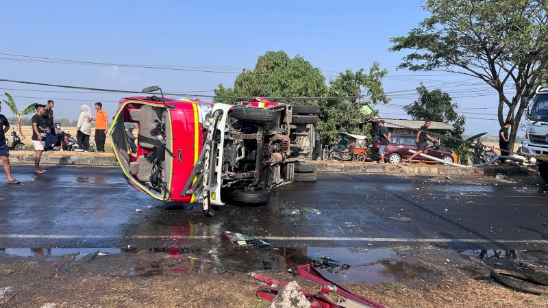 Mobil Damkar Pemda Pangkep Terguling Saat Bertugas, 2 Meninggal Dunia