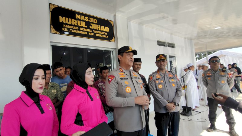 Kapolda Sulsel didampingi Kapolrestabes Makassar saat meresmikan masjid Nurul Jihad. (Dok Rakyatku)