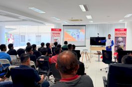 Edukasi Keselamatan Komprehensif, Wanny Pandu Praktek Riding Test #Cari_Aman di Kantor BMW Makassar