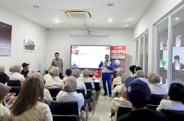 Edukasi Praktis Safety Riding, Instruktur Wanny Tunjukkan Cara Menikung dan Membonceng yang Benar