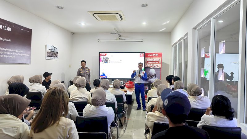 Astra Motor Sulawesi Selatan (Asmo Sulsel) memadukan sesi teori dengan sesi demonstrasi praktik langsung dalam gelaran safety riding bersama karyawan PT Jordan Bakery di Somba Opu, Kabupaten Gowa, Selasa, 15 September 2026.
