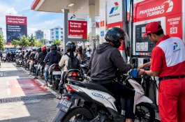 Antrean BBM Mengular di Makassar, Pengguna Motor Mulai Melirik Pertamax Turbo, Perlukah?