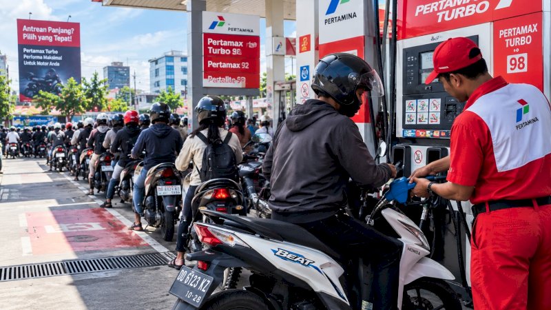 Antrean kendaraan mengular di salah satu SPBU di Makassar. Di tengah padatnya antrean BBM, seorang pengendara Honda BeAT memilih mengisi Pertamax Turbo. Namun, penggunaan BBM beroktan tinggi tidak otomatis diperlukan untuk semua jenis motor dan tetap perlu disesuaikan dengan spesifikasi mesin.