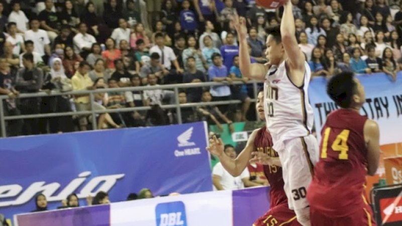 Zion menang 40-32. Vinola Ryantoraya Limbu menyumbang delapan poin dan 12 rebound, Wesley E. Gosal mencatat enam poin dan 11 rebound, sementara Dave Raymond Tanalisa mengamankan 13 rebound dan empat poin. Di kubu Rajawali, Darren Audric Sumilat menjadi pencetak angka terbanyak dengan 10 poin. Muhammad Fathurrochman Syauqi menambahkan empat poin dan 18 rebound.