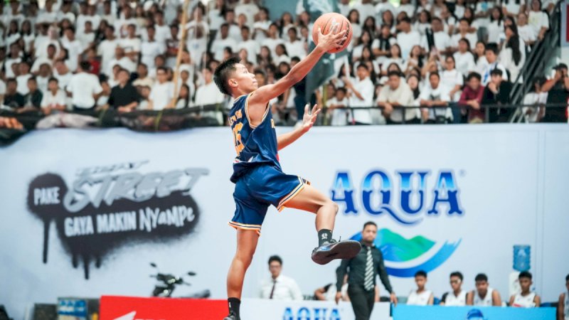 Aksi salah satu pemain SMA Rajawali Makassar saat melakoni laga semifinal DBL South Sulawesi 2026 kontra SMAN 17 Makassar, pada 25 September 2026