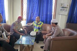 Polantas Edukasi Petugas Damkar Pangkep soal Keselamatan Berlalu Lintas