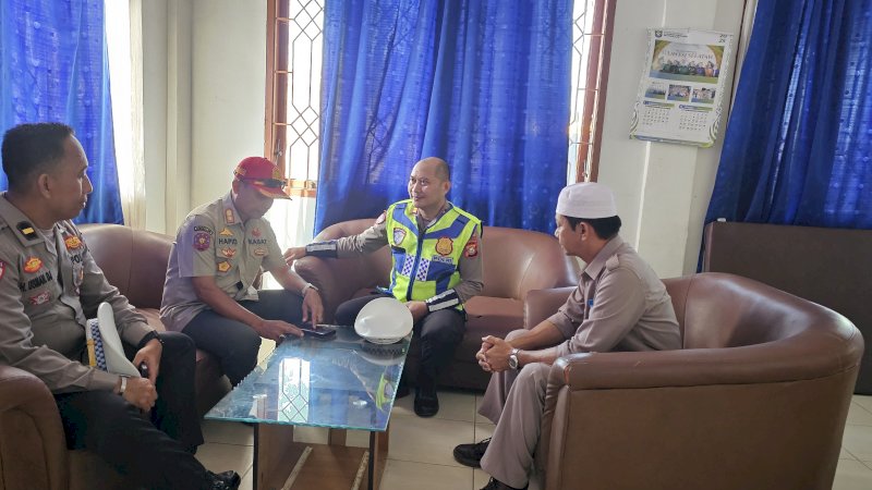 Polantas Edukasi Petugas Damkar Pangkep soal Keselamatan Berlalu Lintas