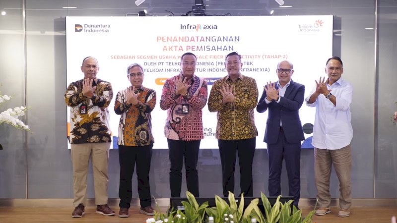 (kiri ke kanan) Komisaris Utama InfraNexia Wayan Toni Supriyanto, Koordinator Direktorat Peningkatan Nilai BUMN Keuangan, Telekomunikasi dan Jasa Badan Pengaturan BUMN Wawan C. Anwar, Direktur Utama Telkom  Nanang Hendarno, Direktur Utama InfraNexia Lukman Hakim Abd. Rauf, ??Managing Director Business 2 PT Danantara Asset Management Setyanto Hantoro, dan Komisaris Telkom Rizal Mallarangeng usai prosesi penandatanganan akta pemisahan (deed of spin-off) oleh Telkom dan Infranexia, Rabu (30/9)