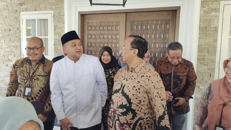 Wali Kota Makassar, Munafri Arifuddin bersama dr. Azhar Jaya, Direktur Jendral Kesehatan Lanjutan Kementerian Kesehatan Republik Indonesia di Rujab wali kota Makassar pada Jumat 2/10/2026. (Dok Rakyatku)