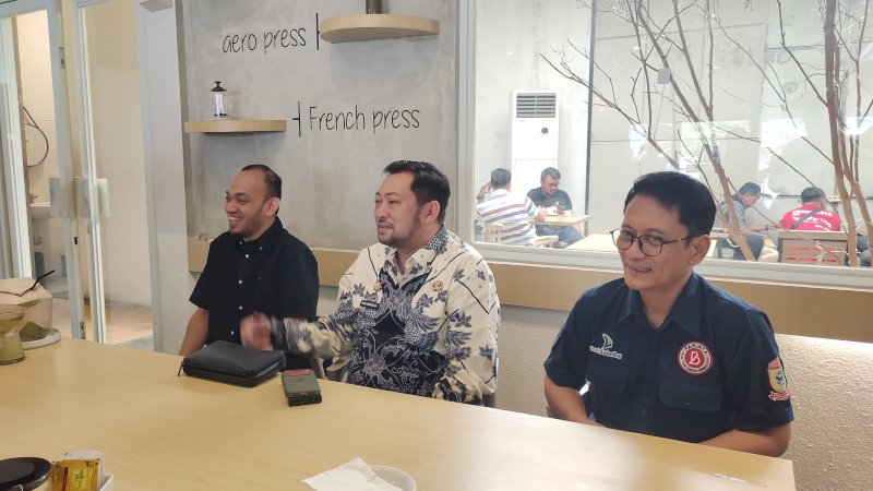 Kepala Bapenda Kota Makassar Andi Asminullah (tengah). Dok Rakyatku)