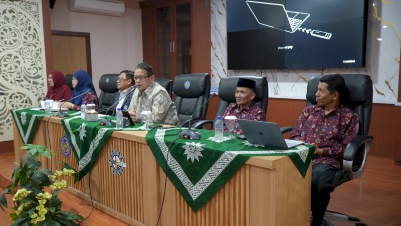Panitia membahas berbagai persiapan dalam rapat yang berlangsung di Ruang Teater I-Gift, Menara Iqra, Makassar, Senin, 5 Oktober 2026