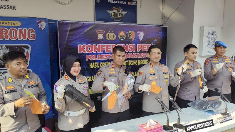 Kasatlantas Polrestabes Makassar, AKBP Siska Dwimarita Susanti menunjukkan knalpot brong yang dilepas dari kendaraan bermotor yang diamankan. (Dok Rakyatku)