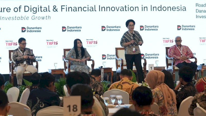Direktur Enterprise & Business Service Telkom Veranita Yosephine saat menyampaikan paparan dalam sesi panel &ldquo;The Future of AI in Indonesia&rdquo; pada rangkaian Road to Danantara Technology Innovation Investment Forum (DTIIF) 2026 di Auditorium Wisma Danantara Indonesia, Jakarta, Kamis (8/10)