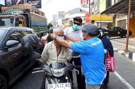 Kabut Asap Selimuti Parepare, Dinas Kesehatan Turun ke Jalan Bagikan Masker