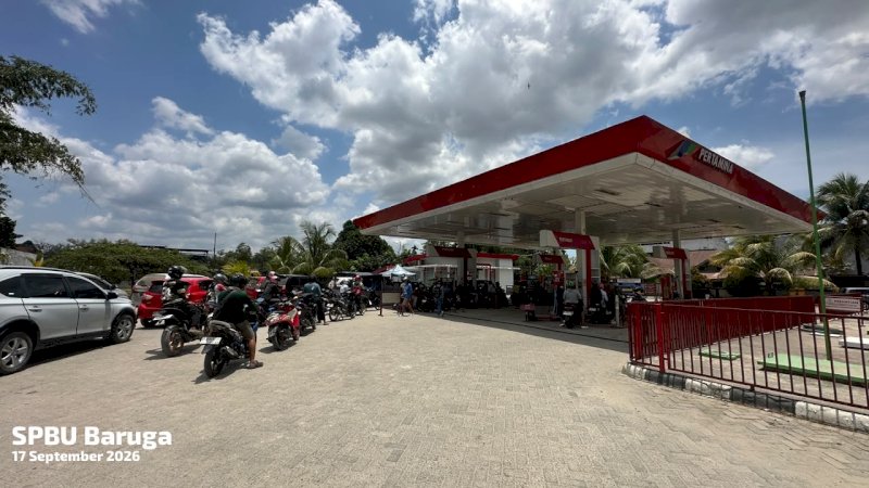 Tampak Landai konsumen yang mengisi BBM di salah satu SPBU di kota Kendari 