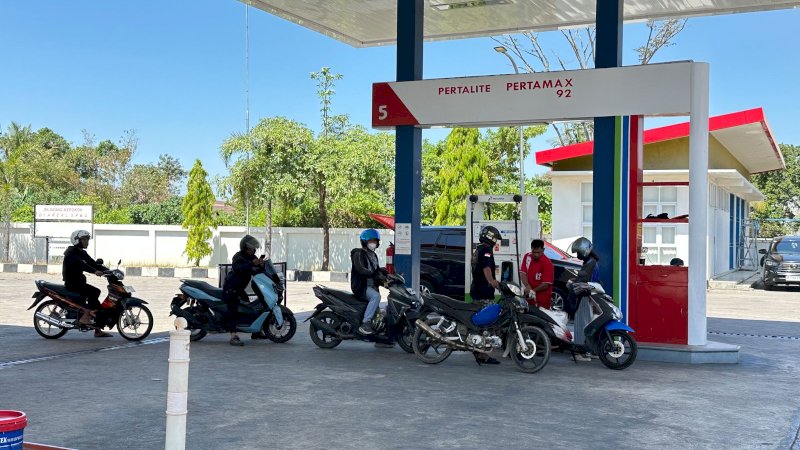 Pelayanan dan aktivitas pengisian Bahan Bakar Minyak (BBM) di Stasiun Pengisian Bahan Bakar Umum (SPBU) kawasan penyangga Kota Makassar, yakni Kabupaten Gowa, Takalar, dan Maros, kini terpantau berangsur kondusif.